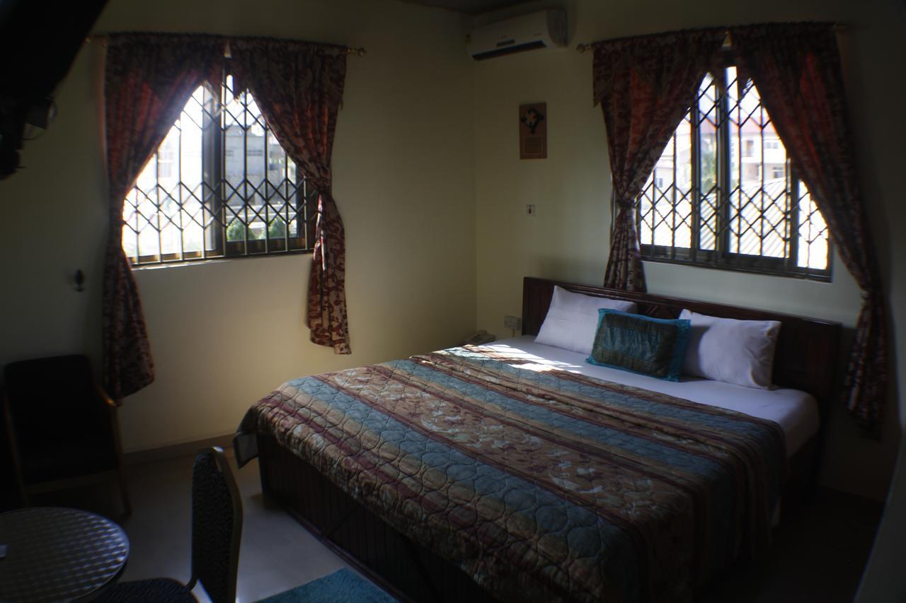 Dokua Royal Hotel Kwabenya Ngoại thất bức ảnh