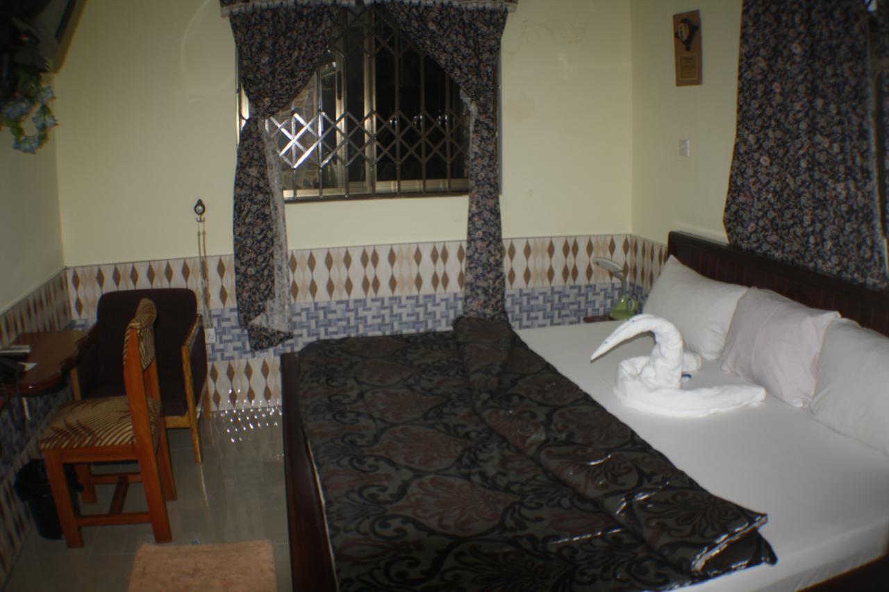Dokua Royal Hotel Kwabenya Ngoại thất bức ảnh